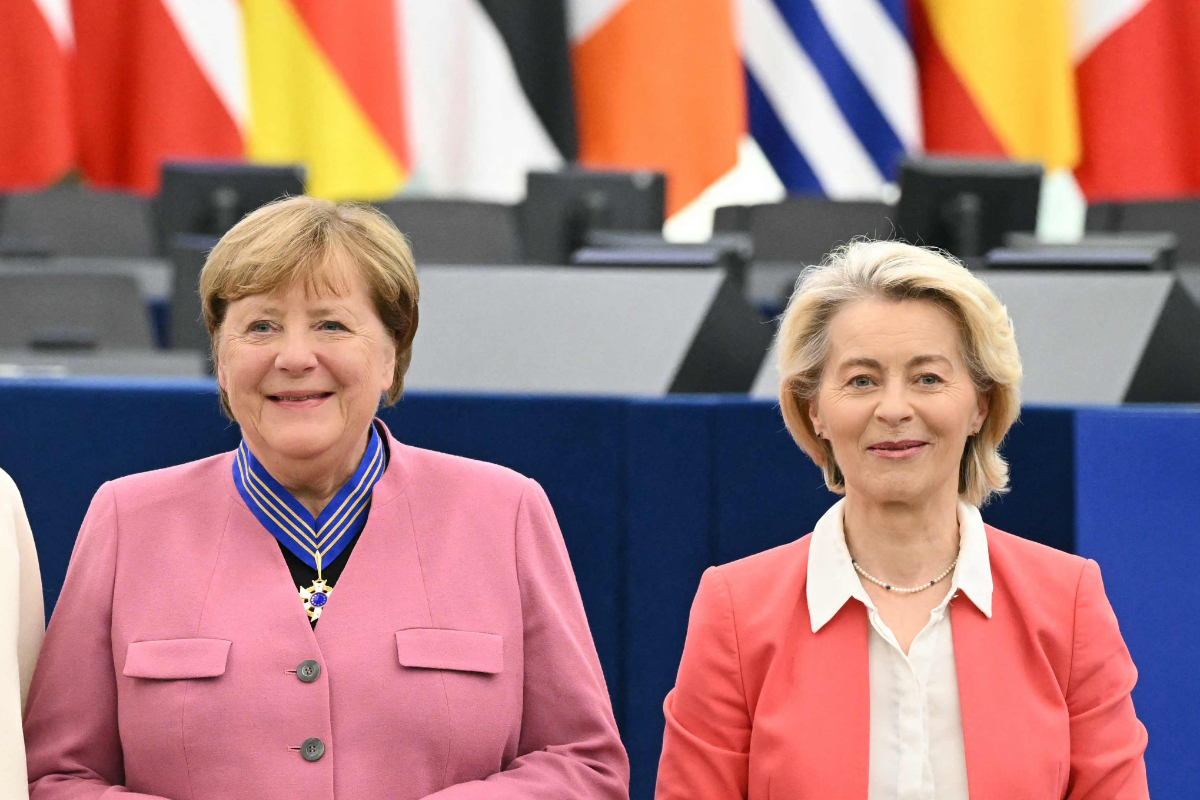 El Parlamento Europeo premia a Merkel y la ex canciller pide más control y regulación sobre las redes sociales