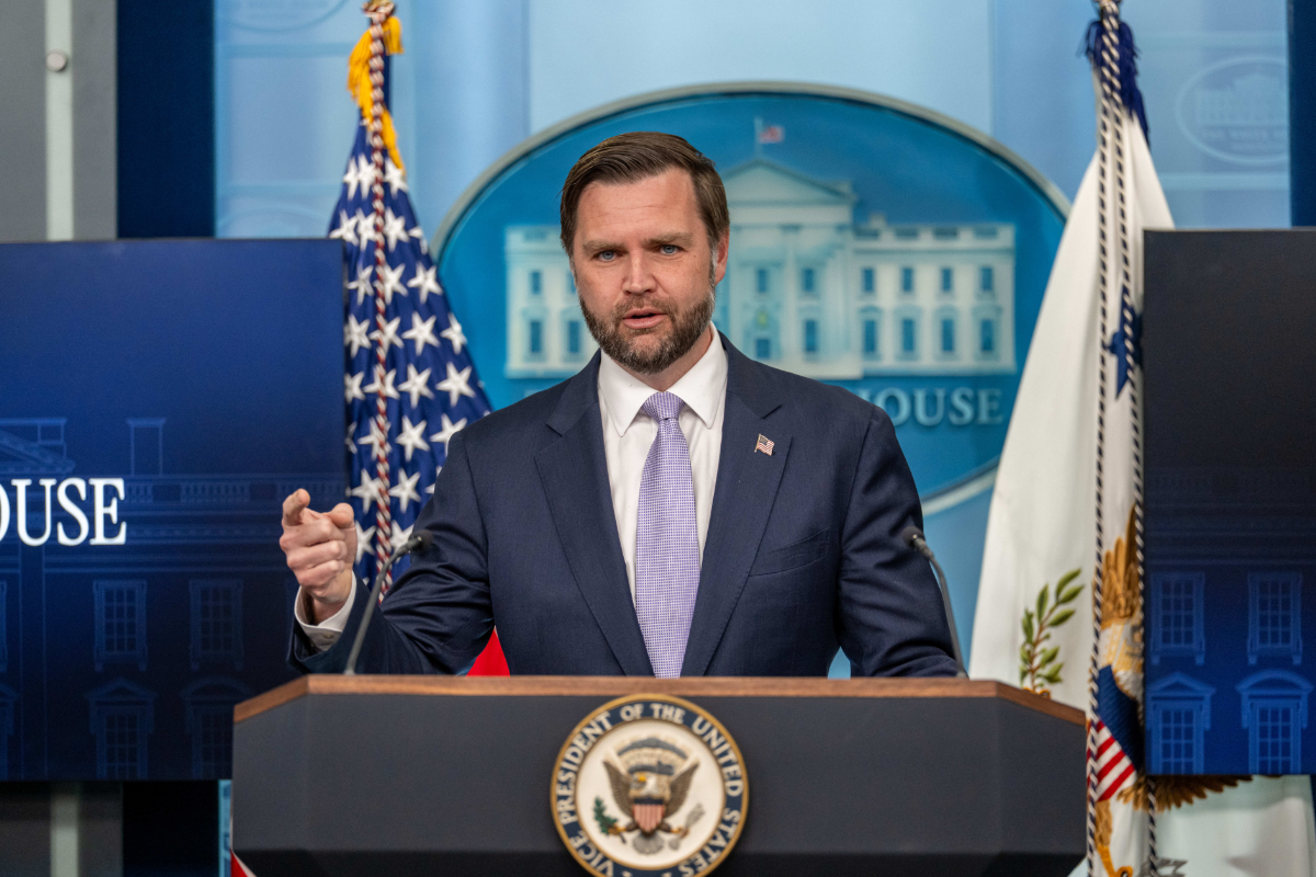 JD Vance respalda a los británicos que protestan contra la inmigración masiva: «Es hora de defender tu país»
