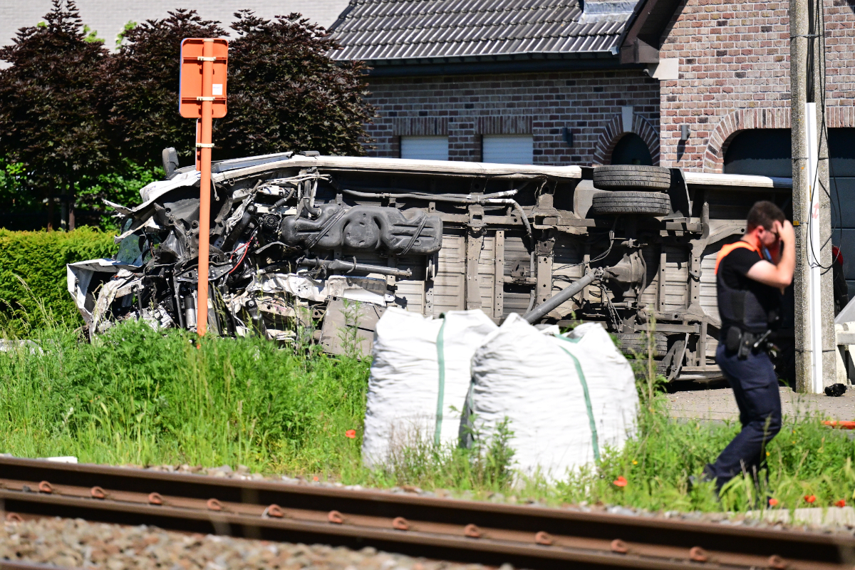 Cuatro muertos, dos de ellos menores, tras arrollar un tren a un minibús escolar en Bélgica