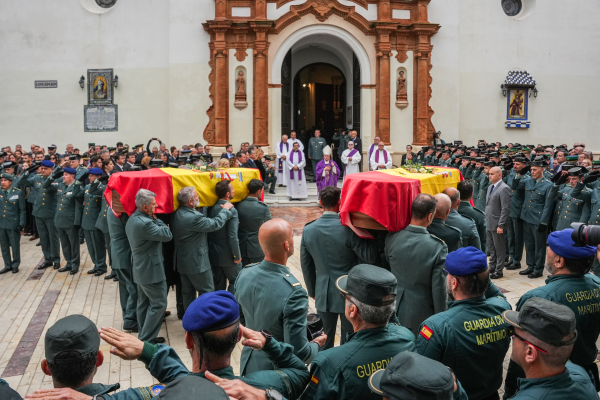 Cientos de personas despiden en Huelva a los dos guardias civiles fallecidos durante una persecución contra una narcolancha