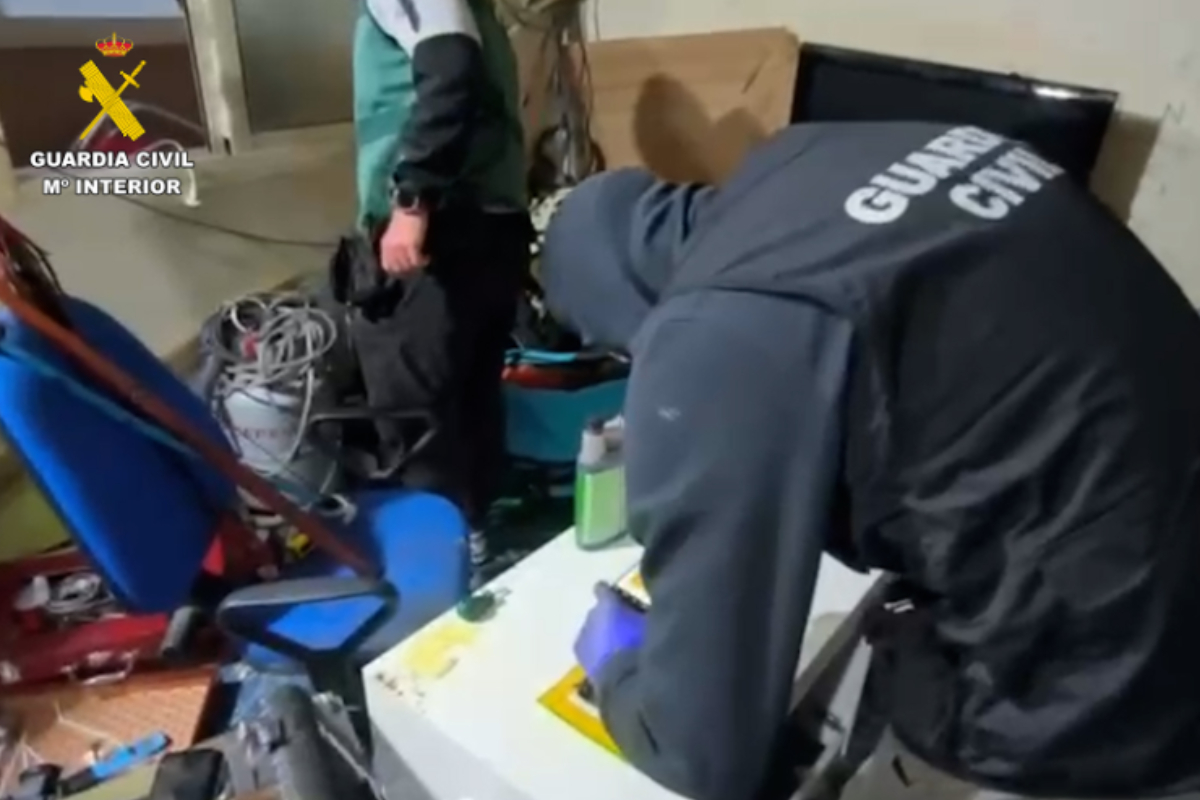 Siete detenidos en Roquetas de Mar (Almería) por retener 13 días a una persona y drogarla para robarle 40.000 euros