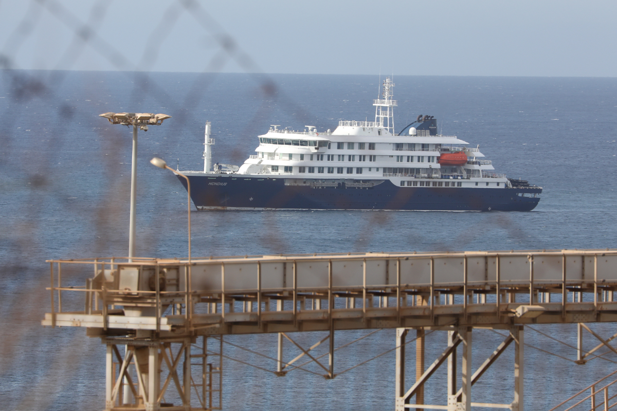 El crucero del Hantavirus prevé llegar a Tenerife durante la madrugada del domingo y la evacuación sería desde el mediodía
