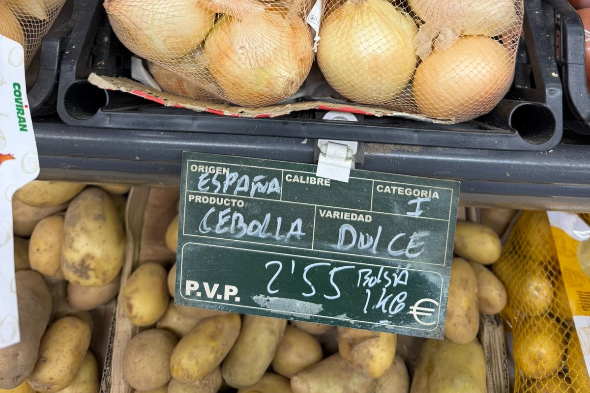Indignación en Andalucía por la venta de cebollas y patatas anunciadas como españolas pese a venir de Perú o Francia