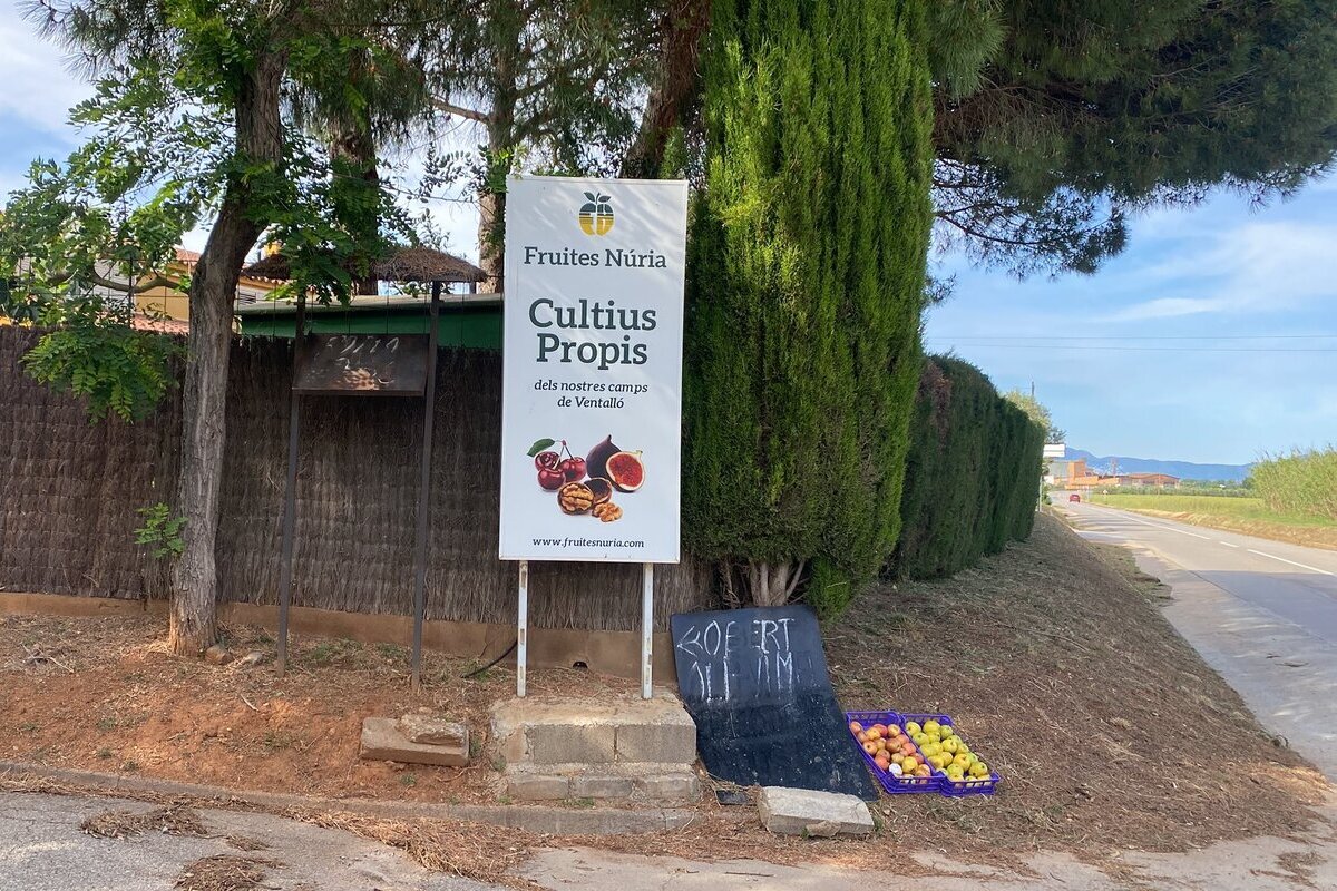 La Generalitat multa con 10.000 euros a un agricultor catalán por publicitar su negocio en la calle mientras subvenciona el top manta con 500.000 euros