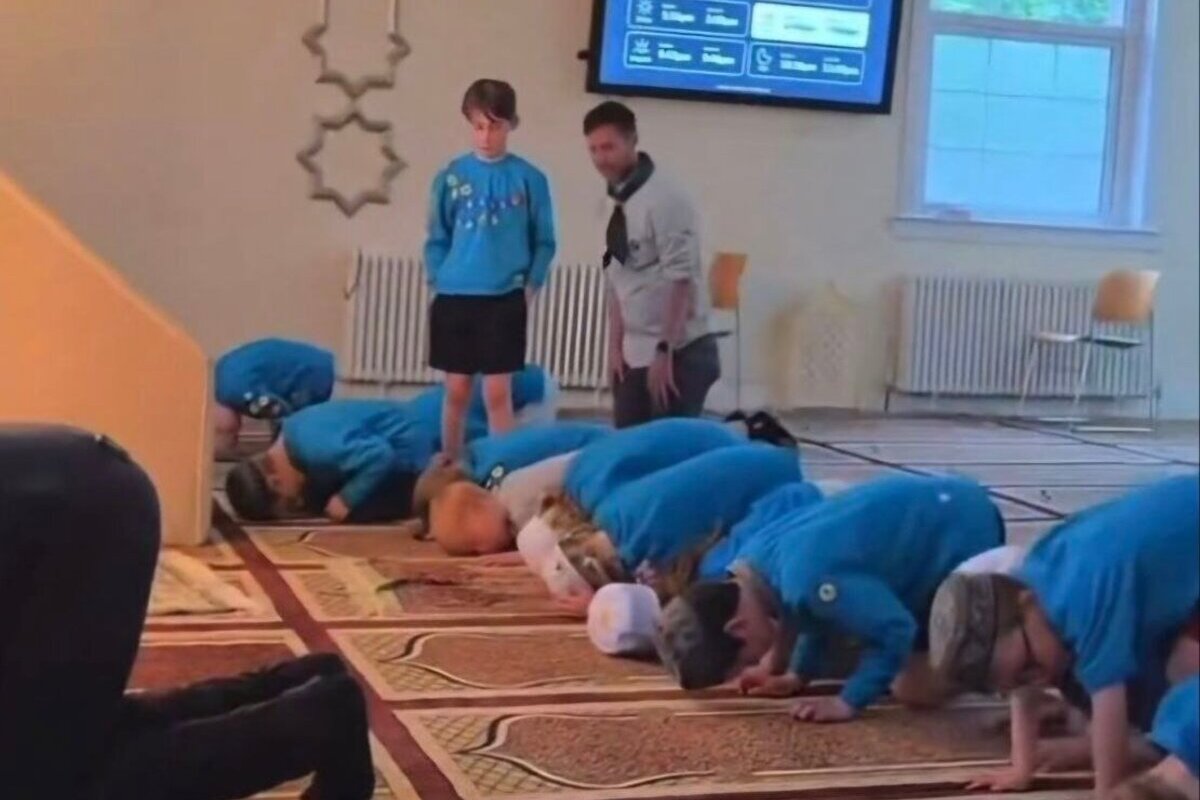 Un niño del movimiento ‘scout’ en Escocia decide no arrodillarse cuando su profesor les llevó a una mezquita para «conocer otras religiones»