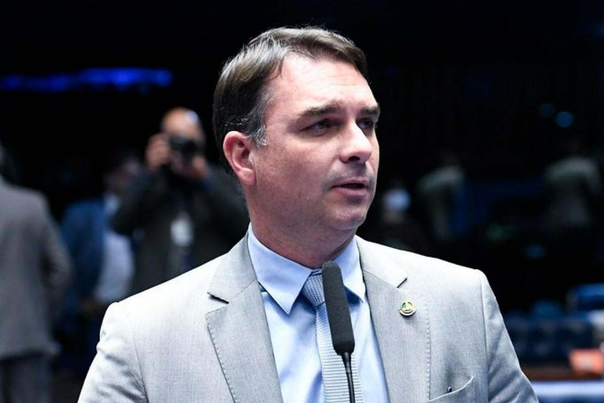 El patriota Flávio Bolsonaro celebra que EEUU haya designado al Comando Vermelho y el Primer Comando de la Capital como grupos terroristas: «Es un gran día»