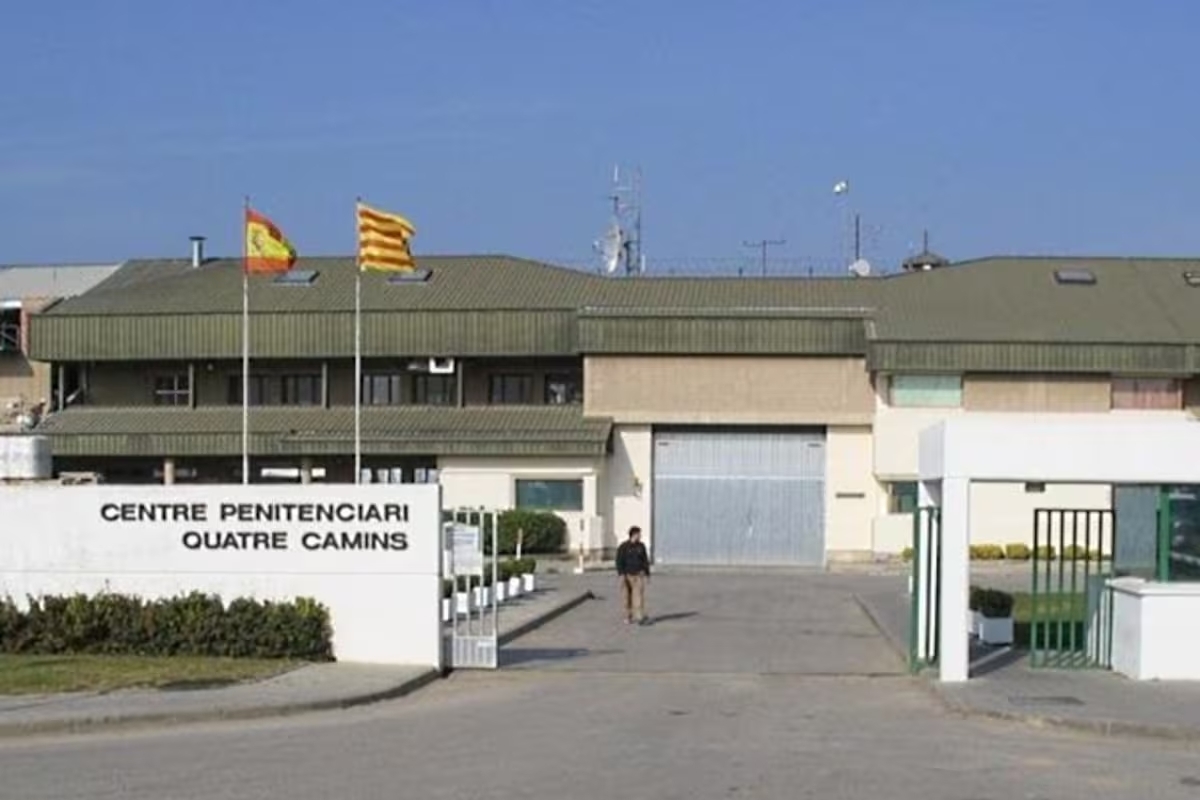 El inmigrante marroquí que violó brutalmente a una mujer en Montjuic ataca a dos funcionarios en prisión
