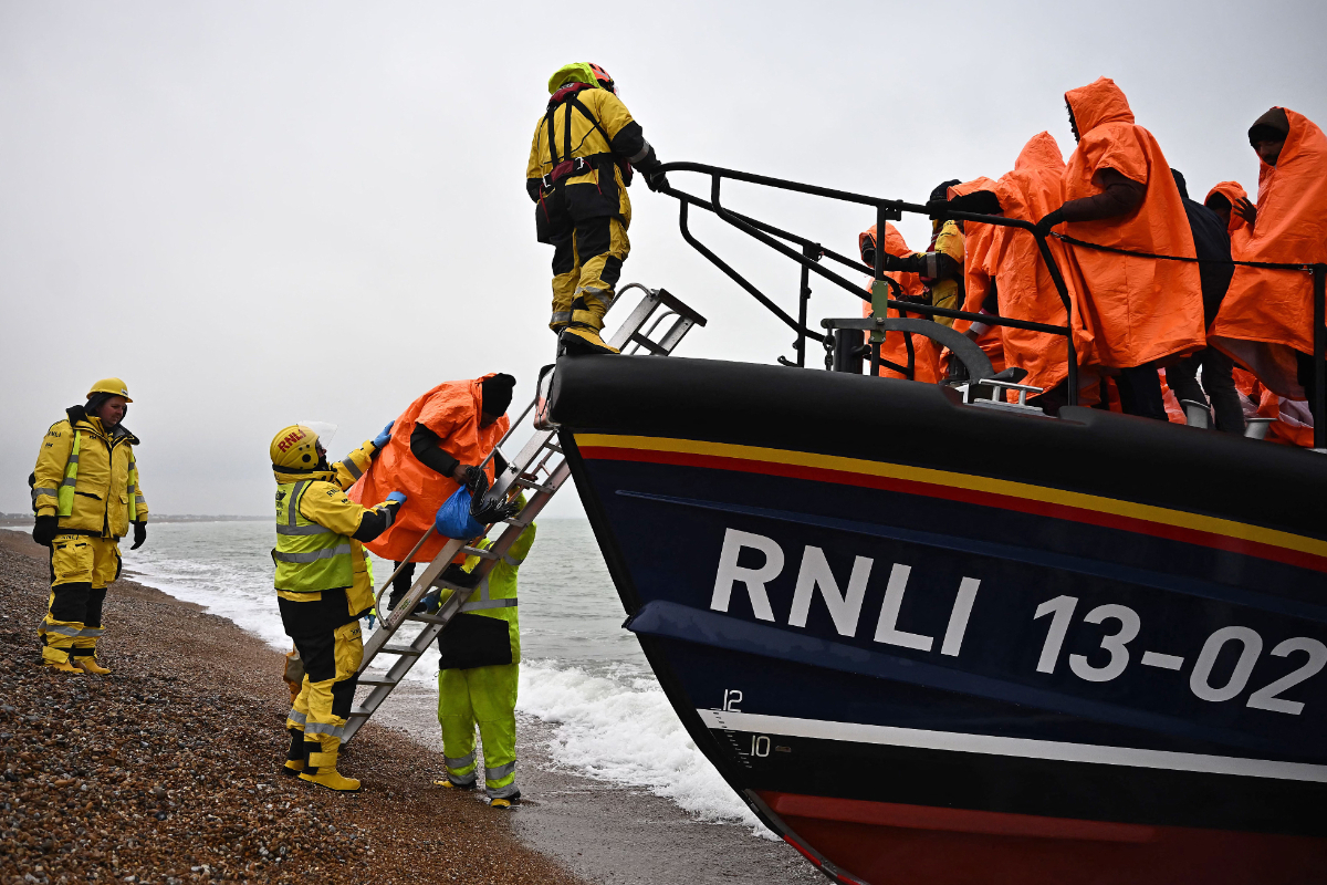 Los cruces por el Canal de la Mancha repuntan la invasión migratoria en Inglaterra con la llegada de 1.000 ilegales en la última semana