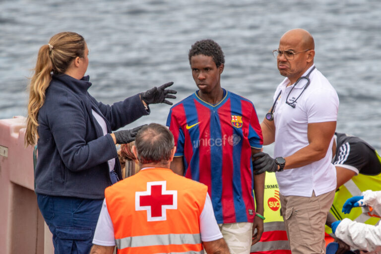 Invasión migratoria: Salvamento Marítimo intercepta una patera con 77 ilegales a bordo en aguas próximas a Canarias