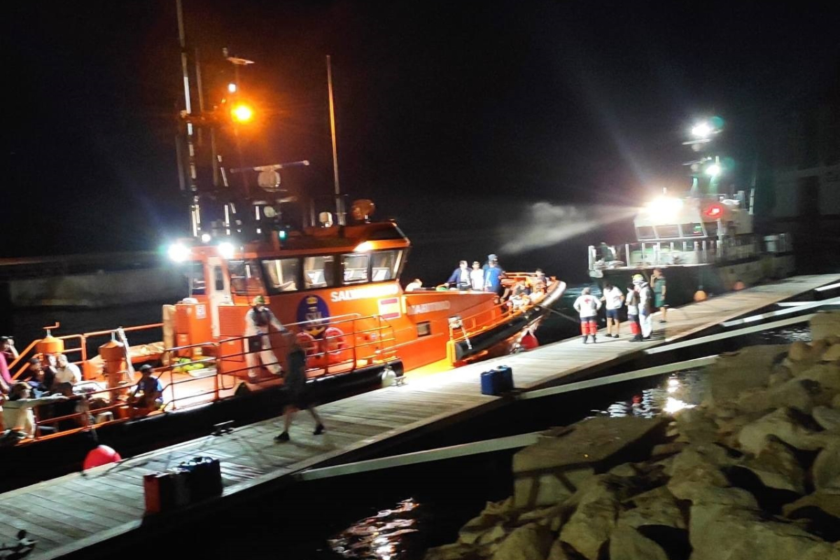 Invasión migratoria: una patera con 19 ilegales argelinos es interceptada por Salvamento Marítimo tras ser avistada por un velero a 44 millas de Alicante