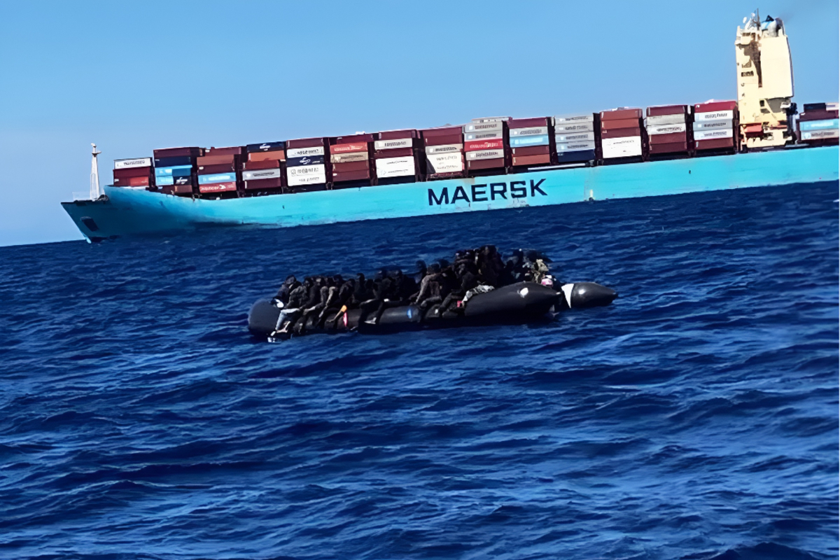 La llegada de pateras se dispara: Salvamento Marítimo intercepta una neumática con 60 inmigrantes ilegales al suroeste de Fuerteventura