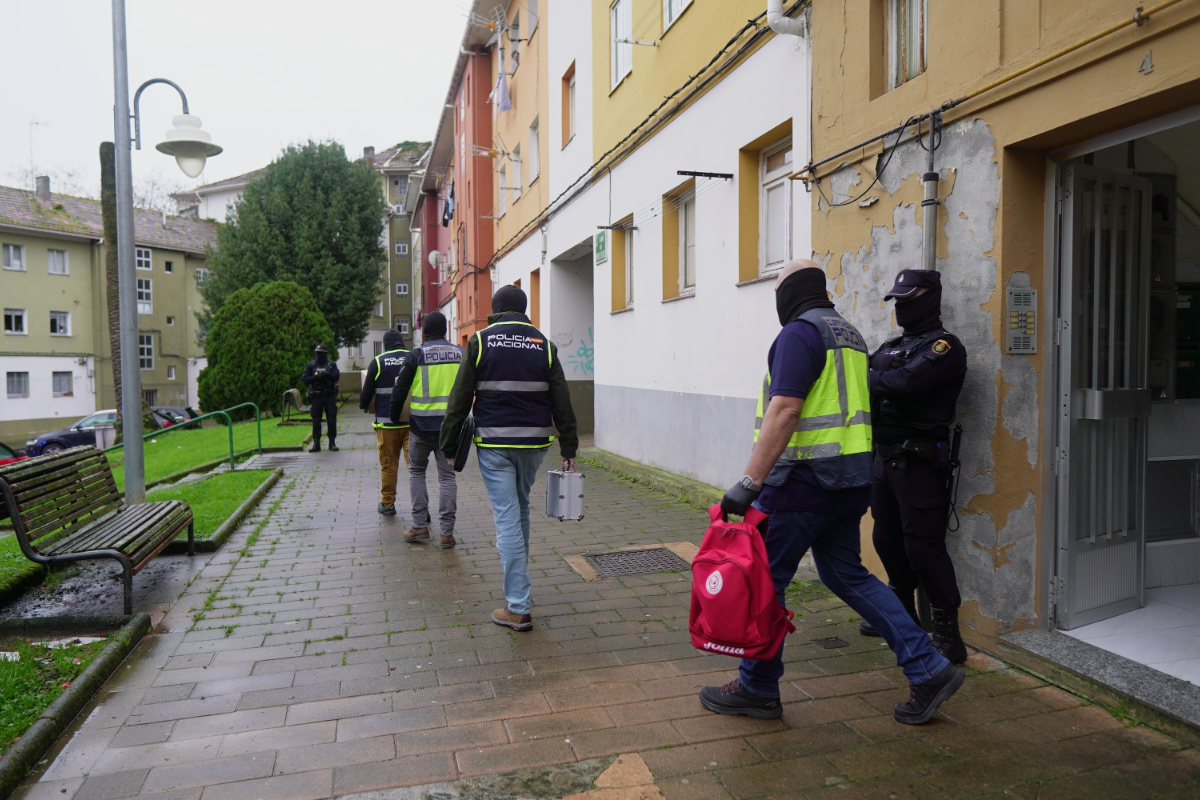 Al menos diez detenidos en cinco provincias en una macrooperación policial contra el terrorismo islamista: «Intentaban enviar armas a zonas de conflicto»