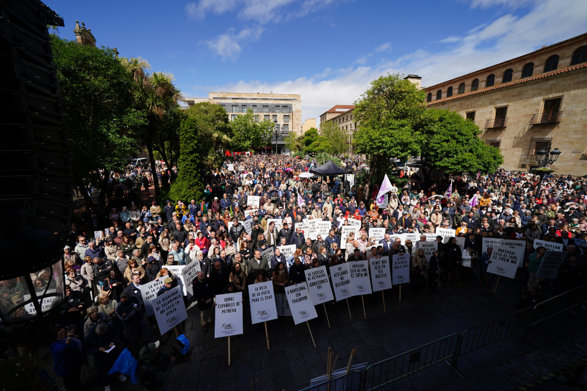 Cientos de personas protestan en Salamanca contra el «aislamiento ferroviario» de la España vaciada: «Nos jugamos nuestro futuro»
