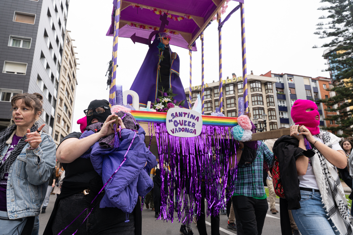 La Justicia investiga la «procesión» blasfema del 8M en Asturias que ridiculizaba a la Virgen de Covadonga vistiéndola con símbolos trans