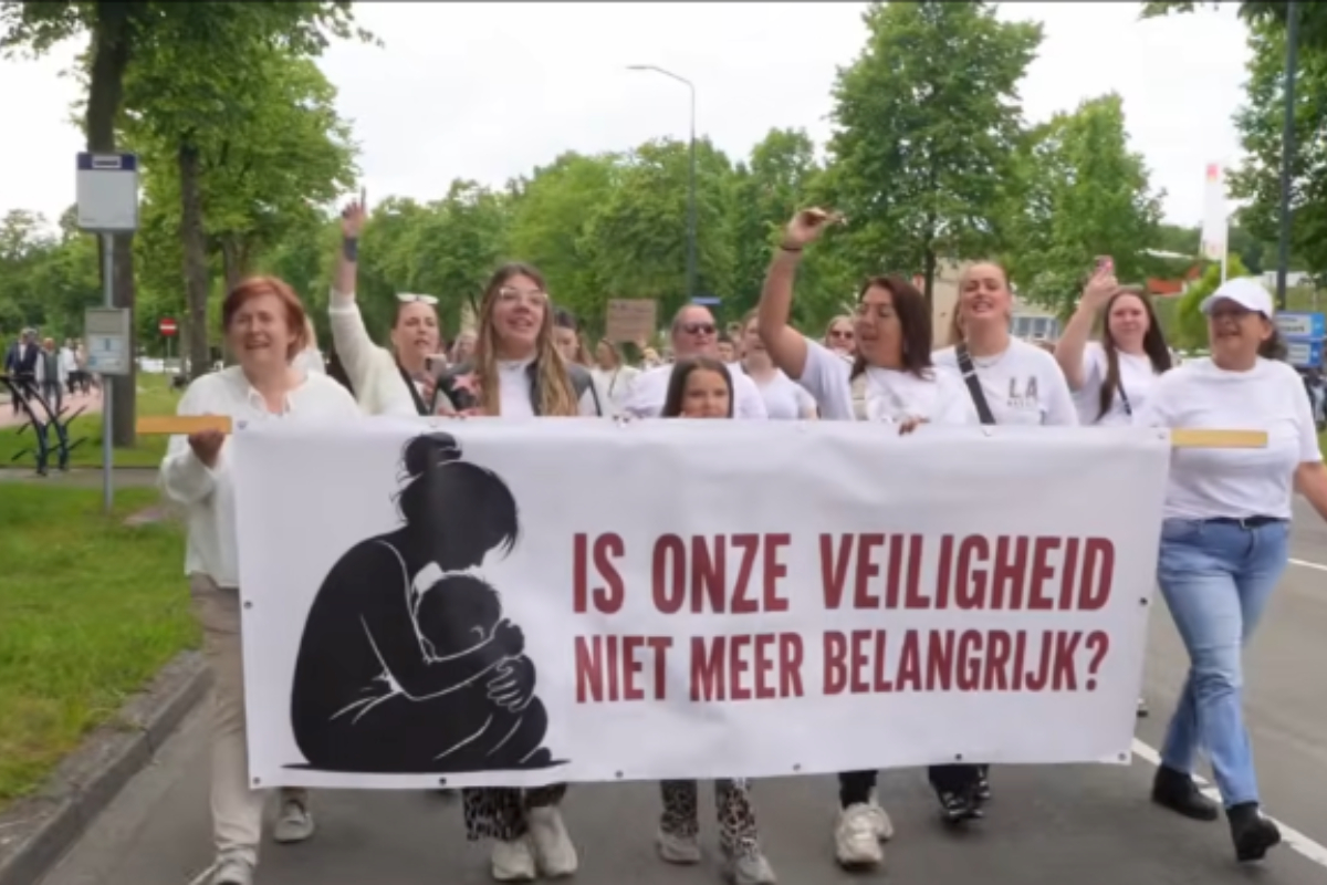 Colectivos de mujeres neerlandesas marchan contra un centro de inmigrantes en Apeldoorn: «No nos sentimos seguras»