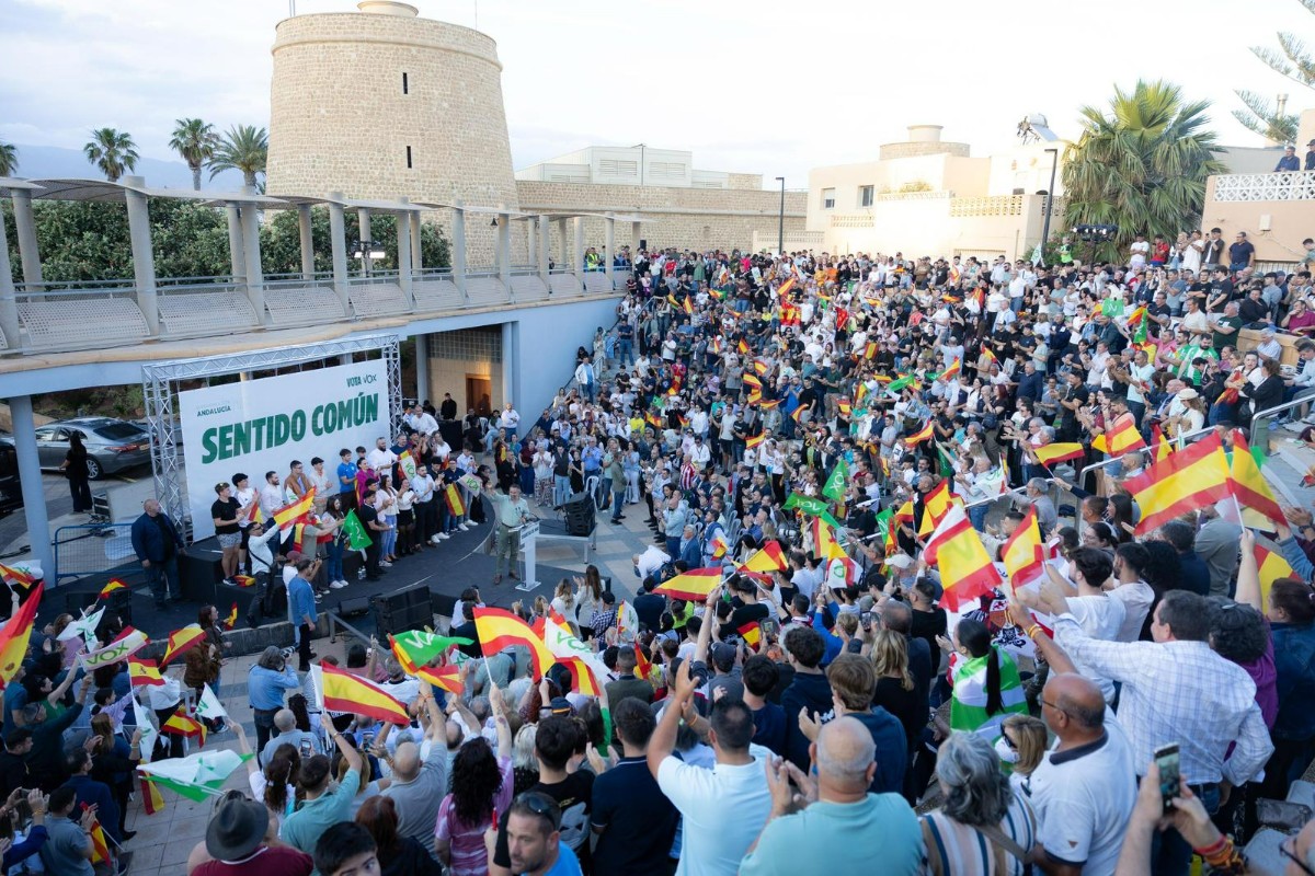 Santiago Abascal, en Roquetas de Mar: «Esta batalla no está ganada. Pedro Sánchez está dispuesto a cualquier cosa para pasar por encima de la voluntad de los españoles»