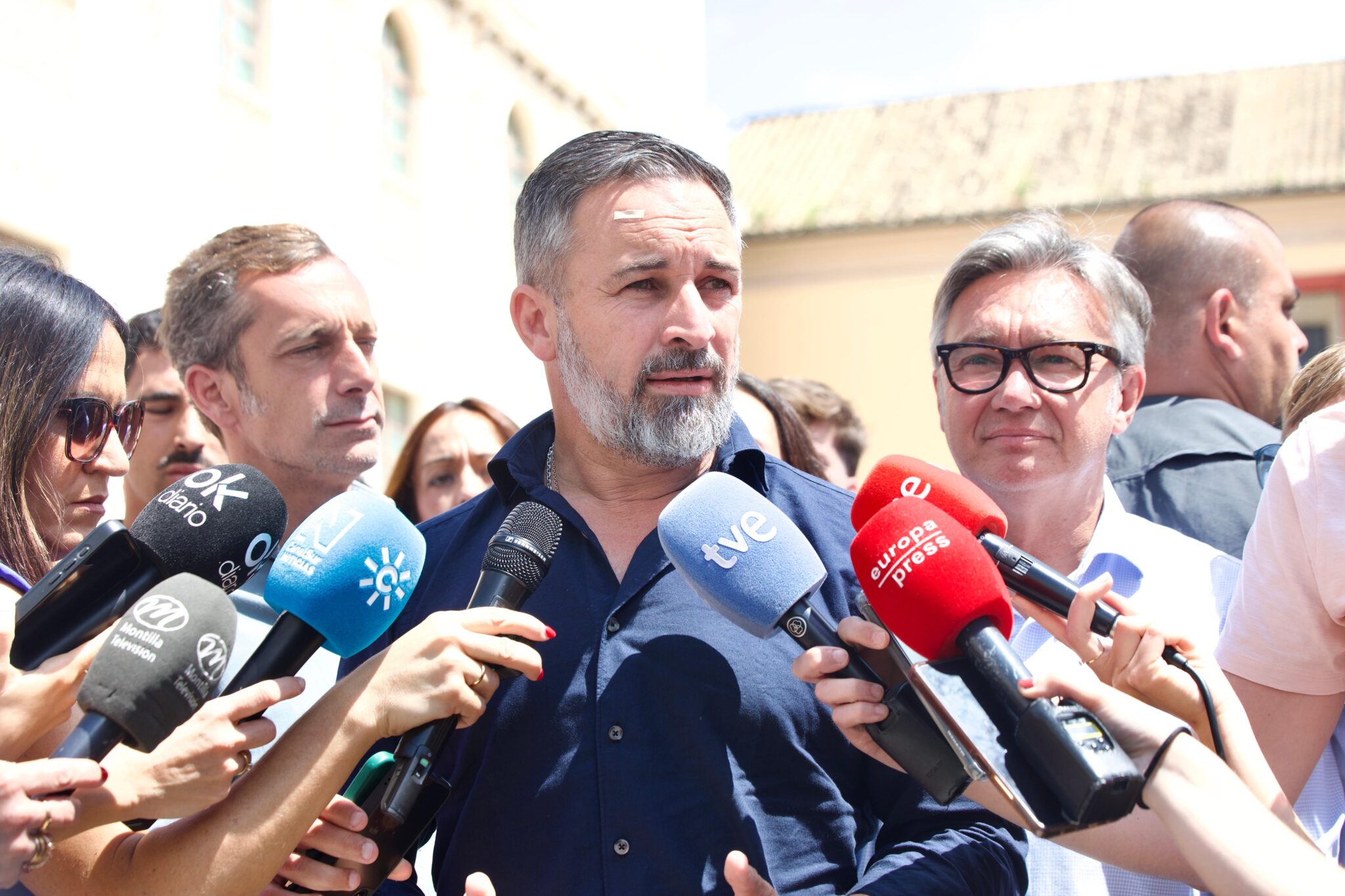 Santiago Abascal retrata a Moreno Bonilla desde Montilla por rechazar la prioridad nacional: «Está acusando de engañar al PP de Extremadura y Aragón»