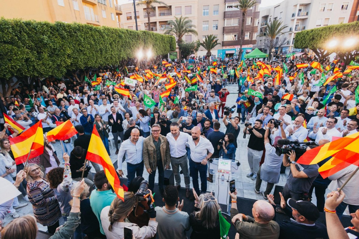 Santiago Abascal reitera en un multitudinario acto en El Ejido (Almería) que con VOX en el Gobierno de la Junta de Andalucía habrá «prioridad nacional» en la vivienda y en las ayudas sociales