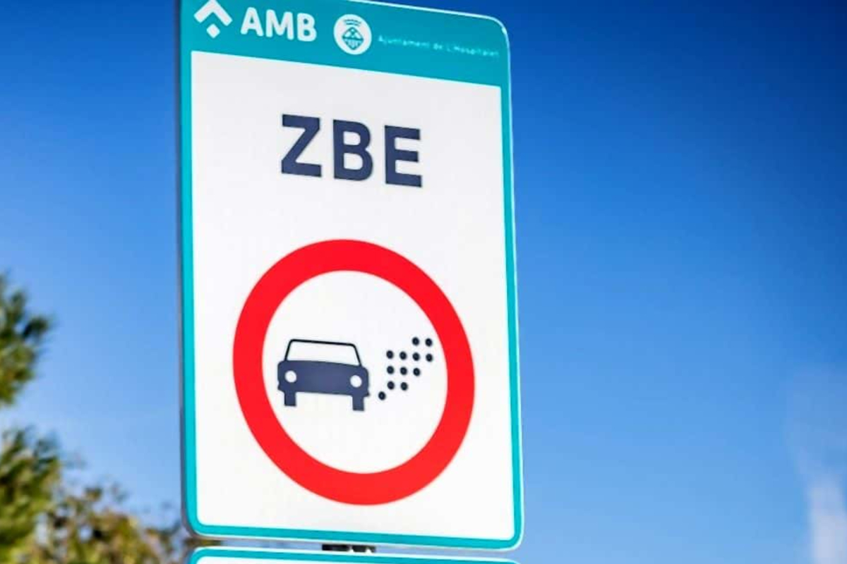 La ampliación de las ZBE en Barcelona limitará el paso a partir de 2028 de los vehículos con distintivo ambiental B, un 30% del parque móvil actual
