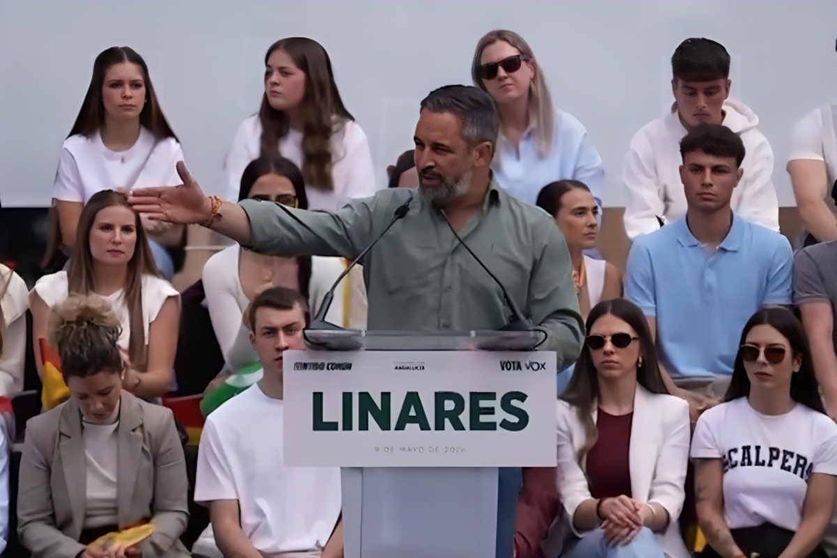 Santiago Abascal denuncia el caso de un anciano que vive en la calle con su nieto porque no puede pagar una vivienda: «Con nosotros las ayudas irán a los españoles»