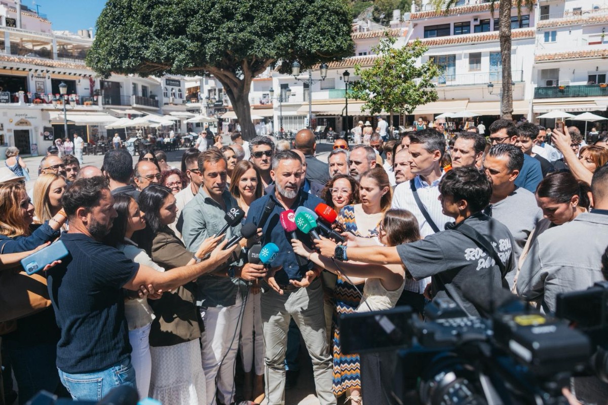 Santiago Abascal denuncia en Mijas (Málaga) que Pedro Sánchez y Moreno Bonilla utilizan «cortinas de humo» para no hablar de los problemas reales de los andaluces