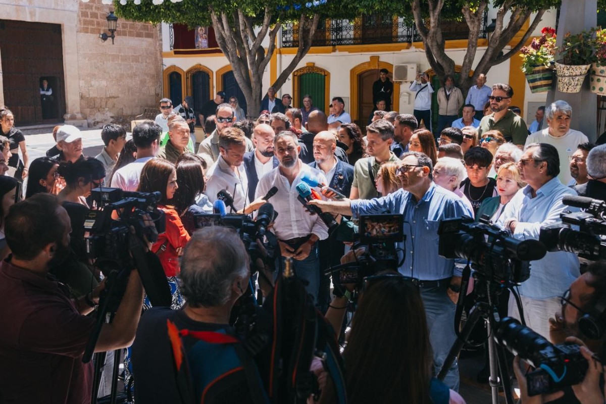 Santiago Abascal denuncia las «coincidencias» de Moreno y Montero en la invasión migratoria, en el fanatismo verde y el abuso fiscal: «La única alternativa es Gavira y es VOX»