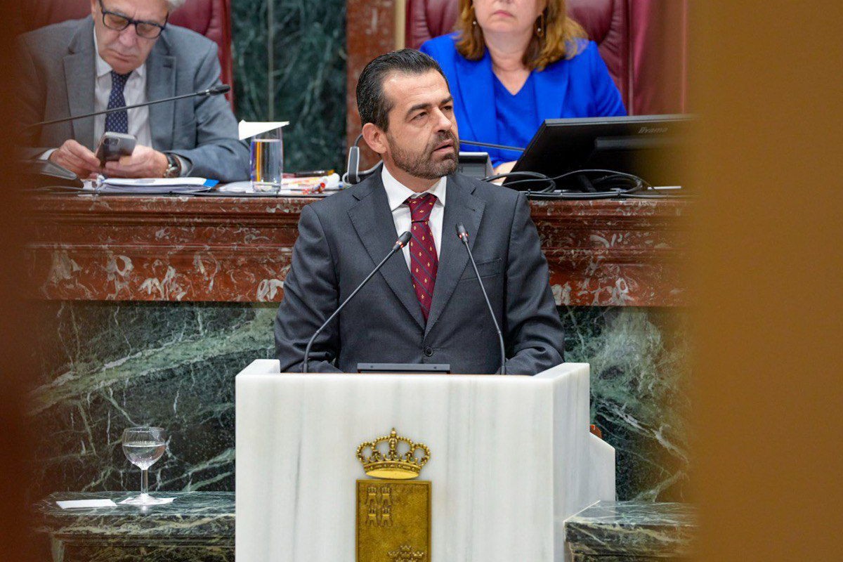 La Asamblea de Murcia vulnera los derechos de los diputados de VOX y bloquea la asignación mensual al grupo parlamentario: «Es un intento de silenciarnos»