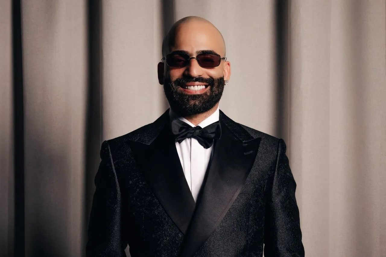 El cantante y compositor Arcángel desmonta la leyenda negra antiespañola en un concierto: «Adoro mi madre patria, España, y me encanta mi idioma»