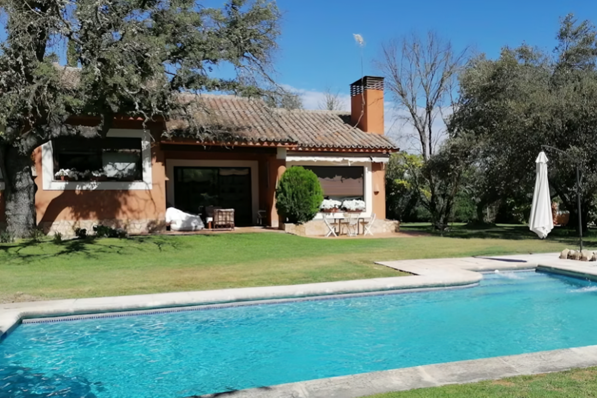 La lujosa vida de los menas en un chalet de Navarra: piscina, Netflix, llamadas gratis a su país y un móvil para cada uno