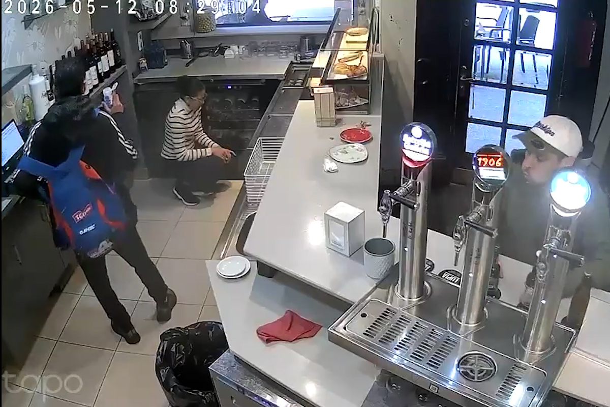 Una camarera renuncia a su trabajo tras sufrir un robo violento y ser amenazada con ácido por dos magrebíes en Eibar