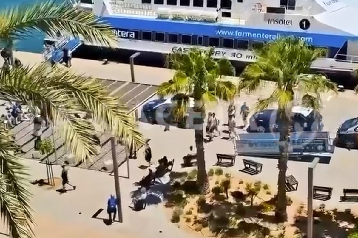 Alarma en Ibiza tras la decisión de dejar en libertad en plena zona portuaria a 30 inmigrantes ilegales