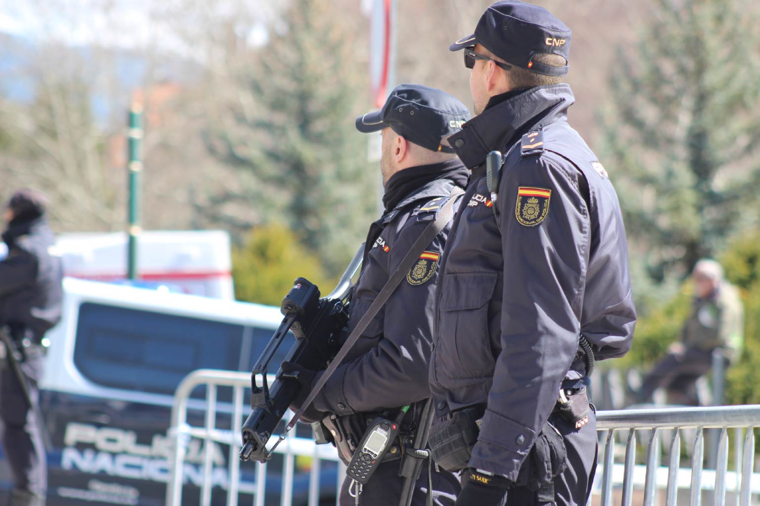 La criminalidad amenaza a España: los policías empezarán a patrullar las calles con subfusiles ante la espiral de violencia callejera