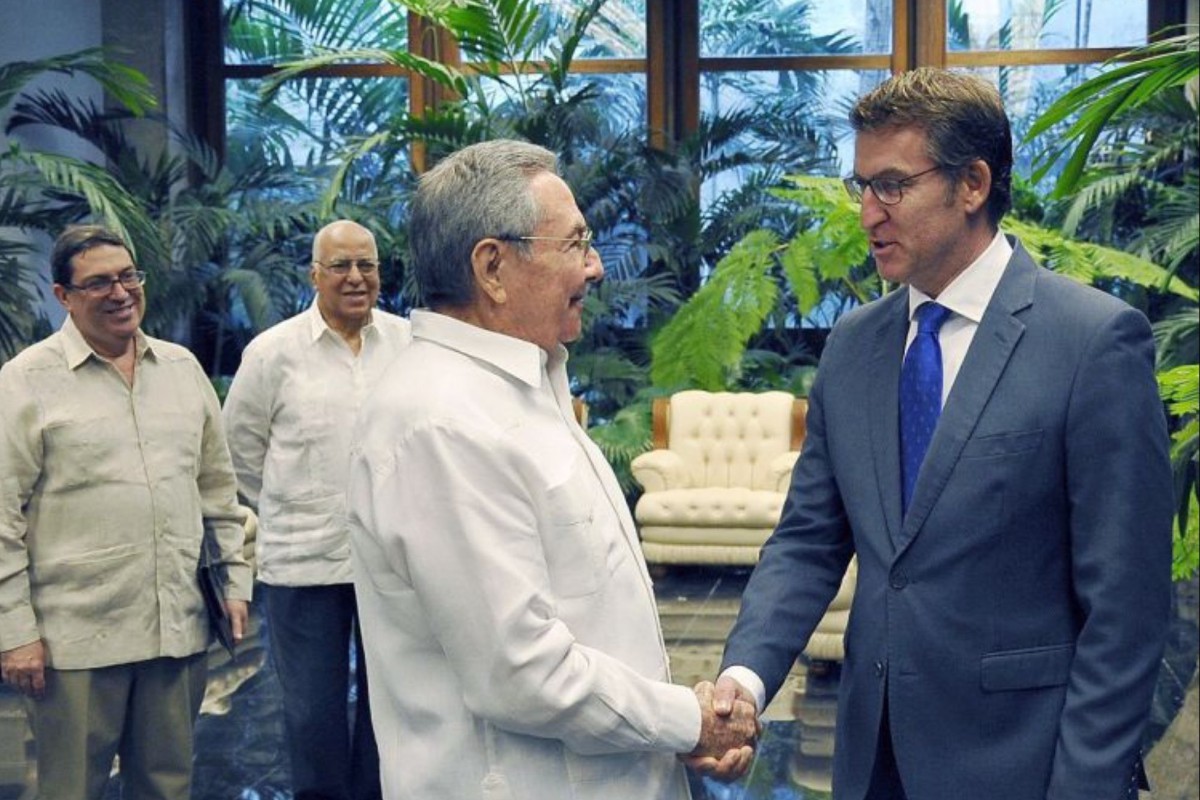 De los dos viajes de Feijoo a la isla a la recepción de Rueda al embajador: la connivencia del PP con el régimen comunista de Cuba