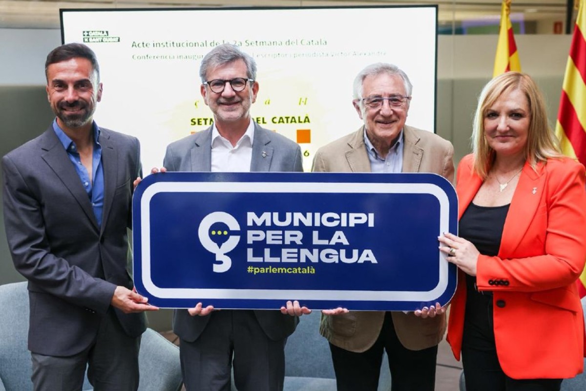 El separatismo promueve señales a la entrada de municipios para identificar el español como idioma «no deseado»