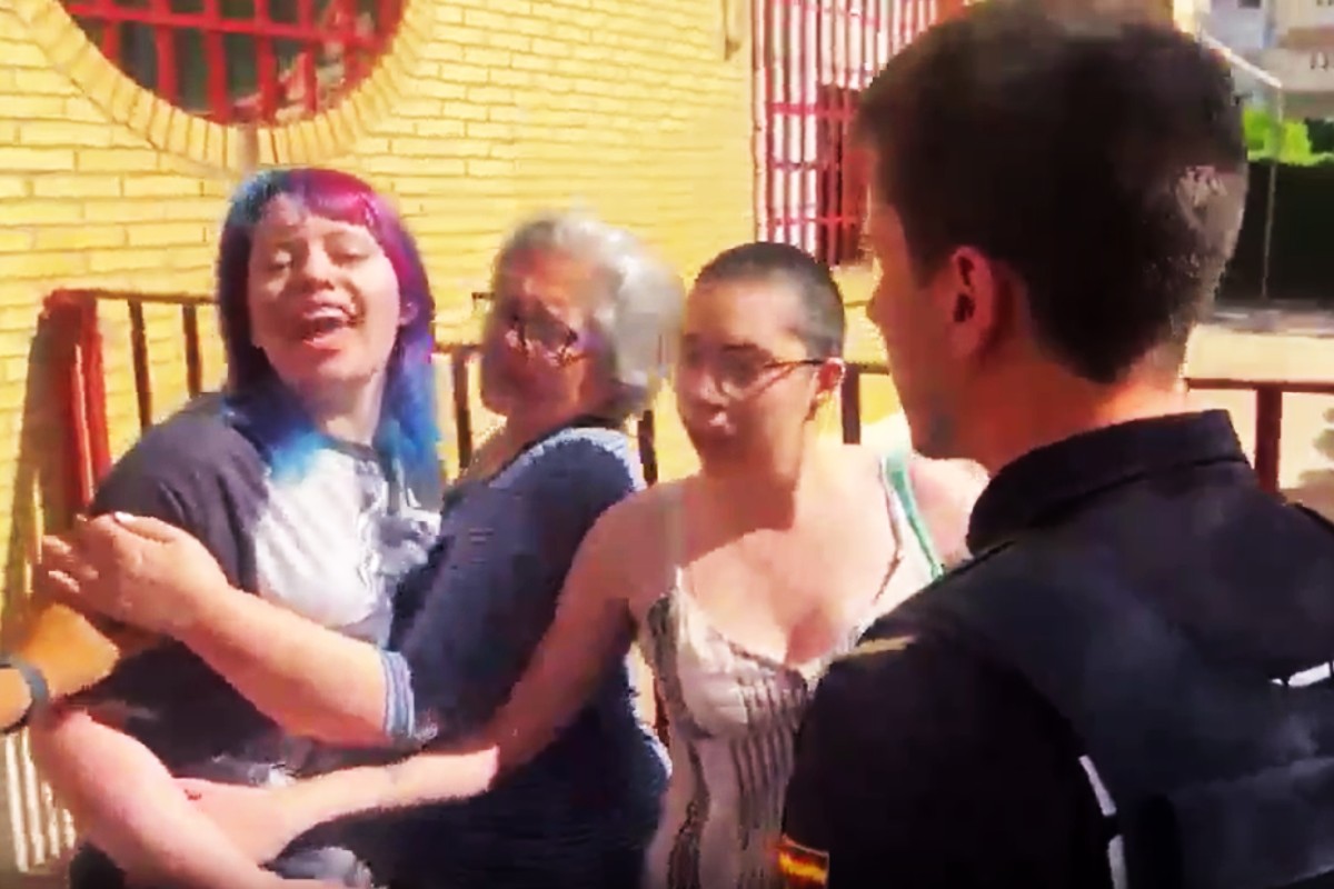 Increpan y agreden a dos apoderados de VOX en un colegio electoral de Sevilla