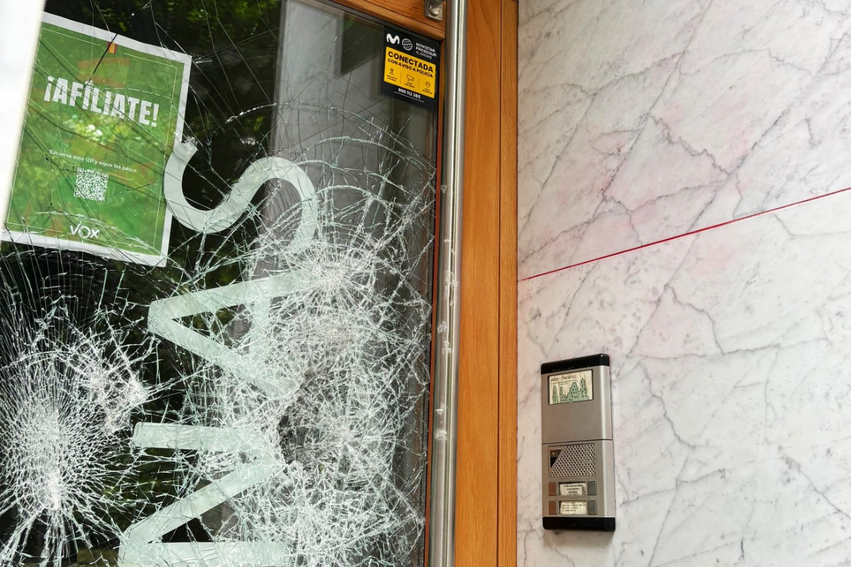 Continúa la violencia ultraizquierdista y bildutarra contra VOX: atacan con piedras la sede del partido en Vitoria