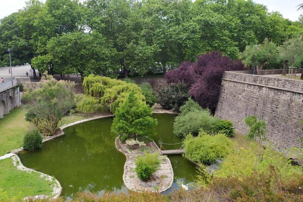 Dos inmigrantes marroquíes asaltan, golpean, roban y violan a un joven en el parque de la Taconera (Pamplona)