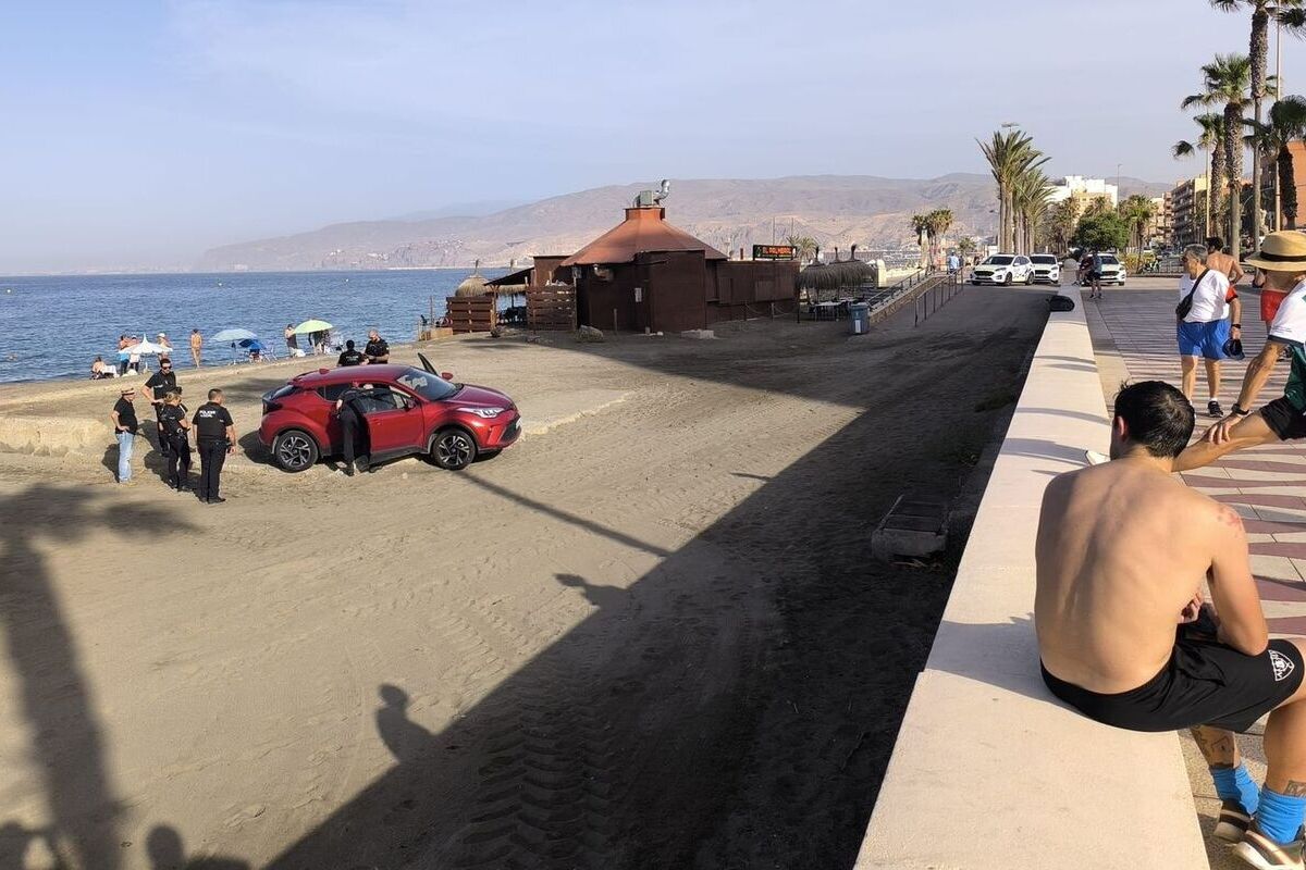 Un inmigrante subsahariano agrede sexualmente y propina una brutal paliza a una joven en su autocaravana en Almería y casi muere al tirarse al mar