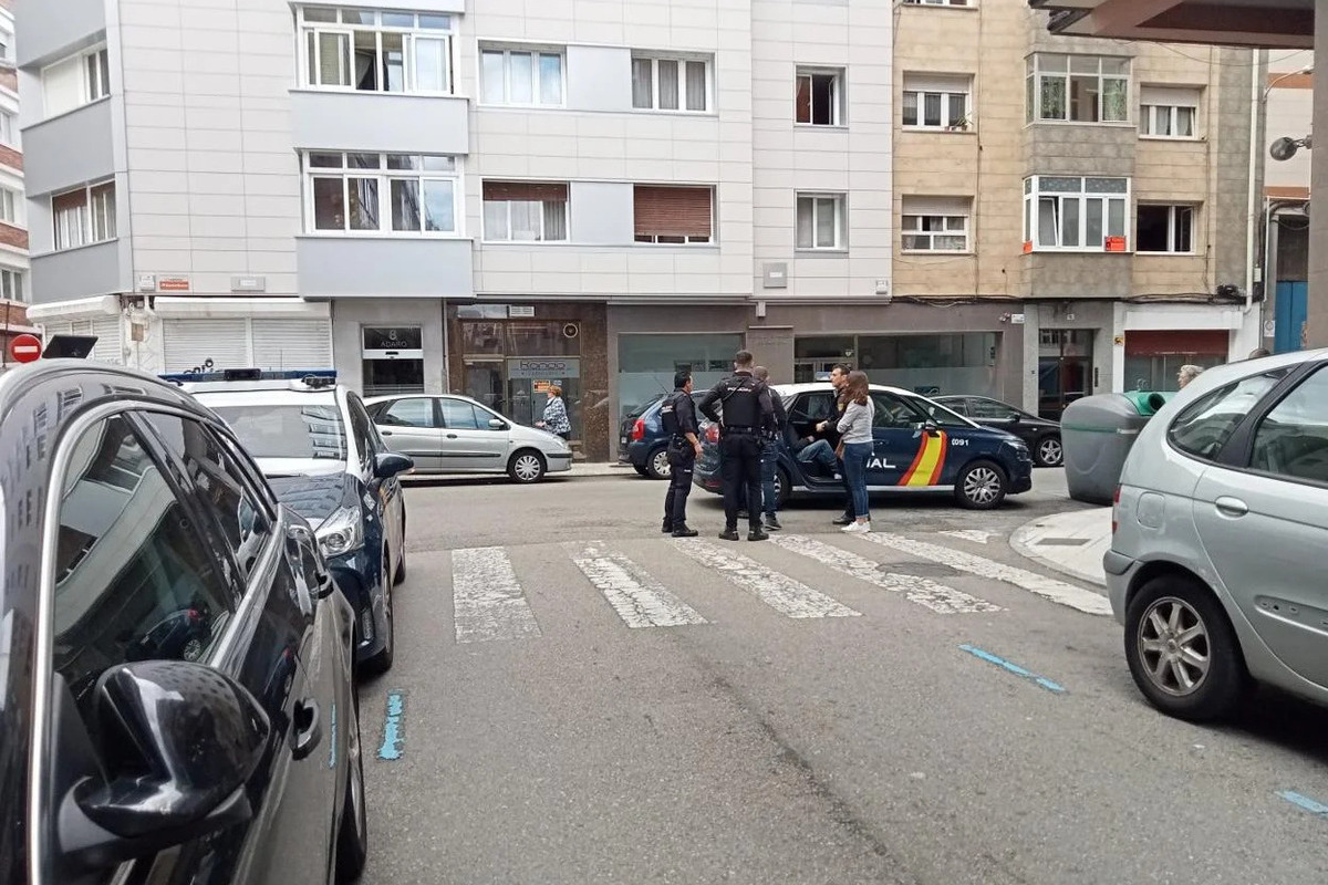 La camarera acosada por un senegalés en Gijón estalla: «No sé si están esperando a que me clave un cuchillo para que lo metan en la cárcel»
