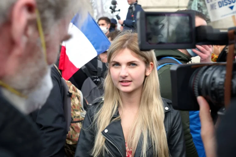 Thaïs d’Escufon, tras sufrir una agresión sexual y enfrentarse a prisión por «racismo»: «En Francia es mejor ser un inmigrante violador que una patriota»
