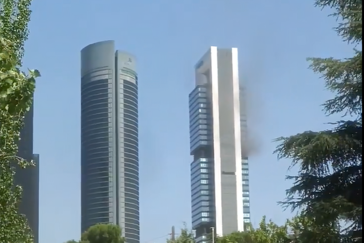 Desalojada una de las Cuatro Torres de Madrid por una intensa columna de humo que sale del interior