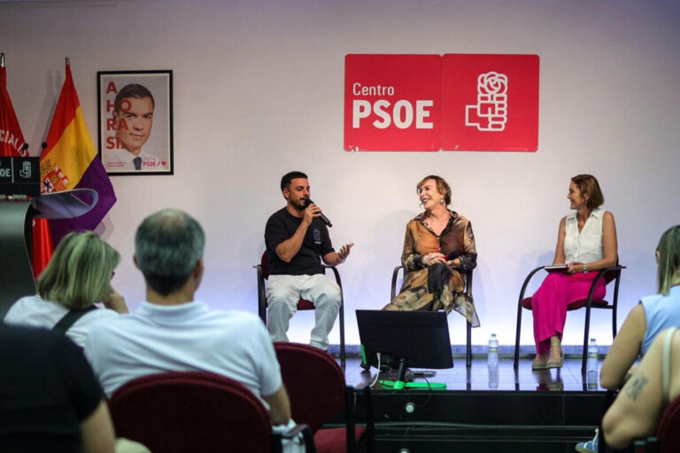 El PSOE de Madrid elimina la bandera de España de su sede y coloca la de la República junto a un retrato de Pedro Sánchez