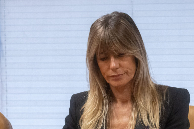 El juez Peinado envía a juicio a Begoña Gómez, le retira el pasaporte y le obliga a comparecer en el juzgado cada 15 días