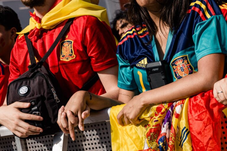 Un joven es agredido, amenazado e insultado por proetarras al llevar una camiseta de la selección española en las fiestas de un barrio de Vitoria