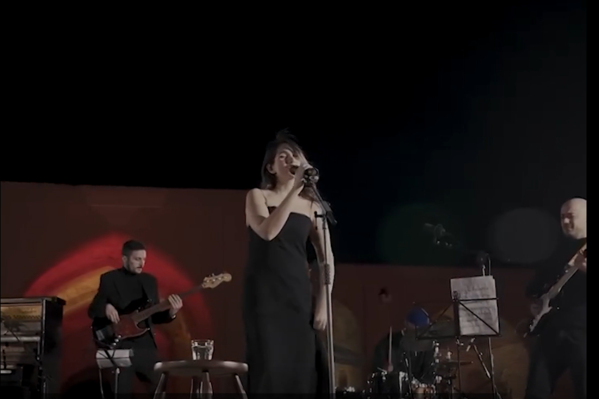 La dictadura de los ayatolás condena a 74 latigazos a la cantante Parastoo Ahmadi por retransmitir un concierto en YouTube en el que cantaba sin hiyab 