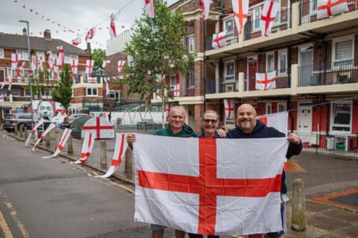 Reino Unido pide a sus agentes de inmigración que eviten la bandera de Inglaterra en sus uniformes para no «intimidar» a los detenidos