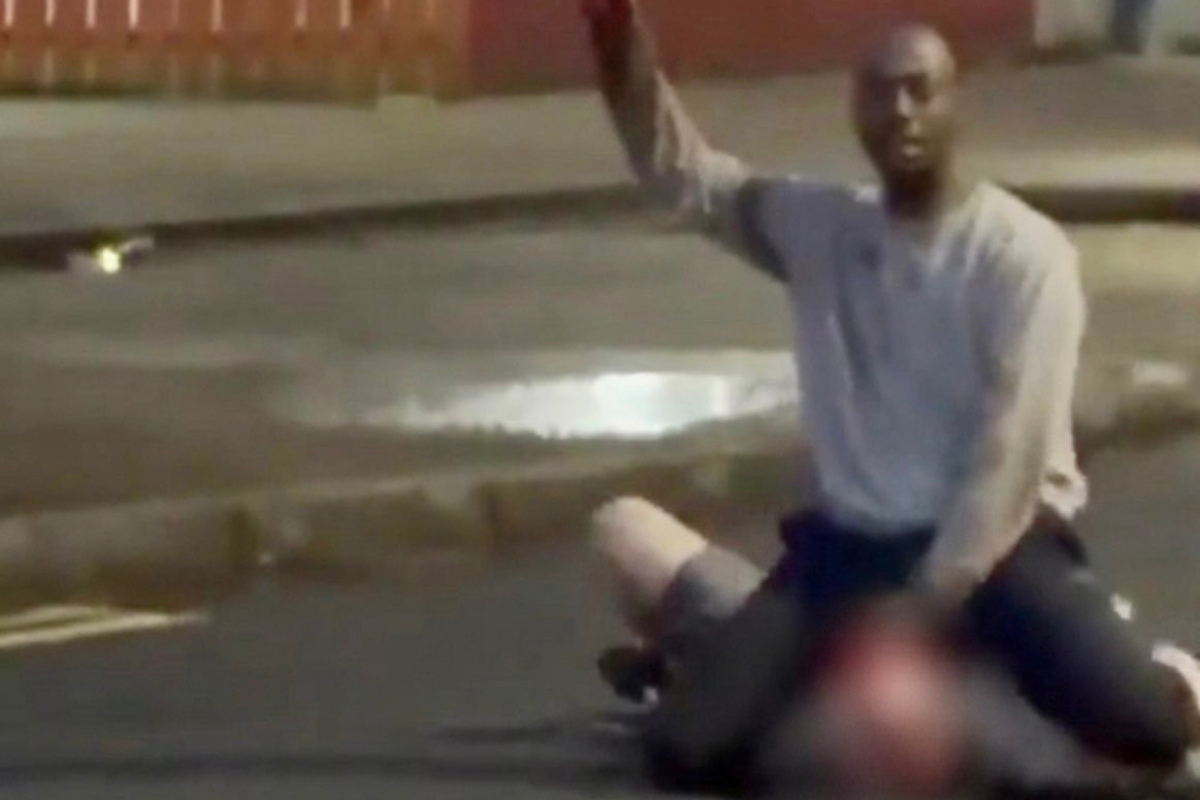 Horror en Irlanda del Norte: un somalí intenta degollar a un hombre en Belfast y los vecinos logran frenarlo con un palo