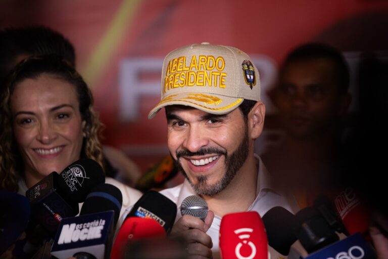 Trump, Milei, Kast, Abascal y los Bolsonaro apoyan a De la Espriella frente a Petro: «Es una oportunidad histórica»