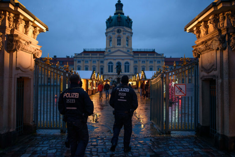La Policía de Berlín define «ser blanco» como una construcción social, y pide evitar el término «solicitante de asilo» y reemplazarlo por «personas que buscan asilo»