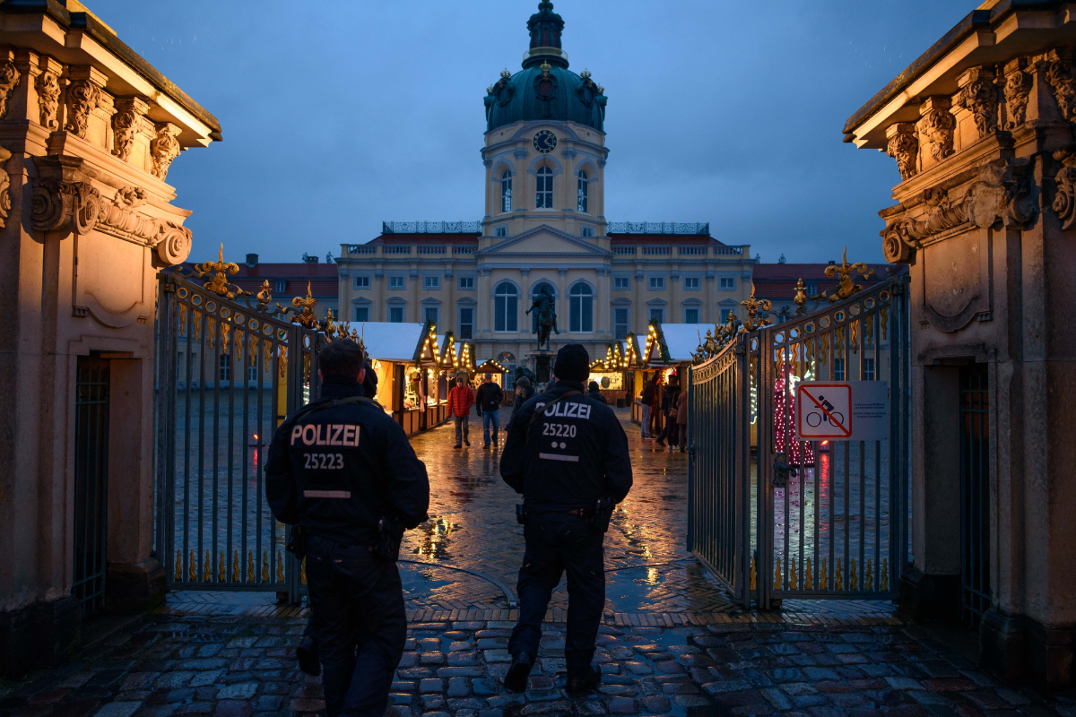 La Policía de Berlín define «ser blanco» como una construcción social, y pide evitar el término «solicitante de asilo» y reemplazarlo por «personas que buscan asilo»